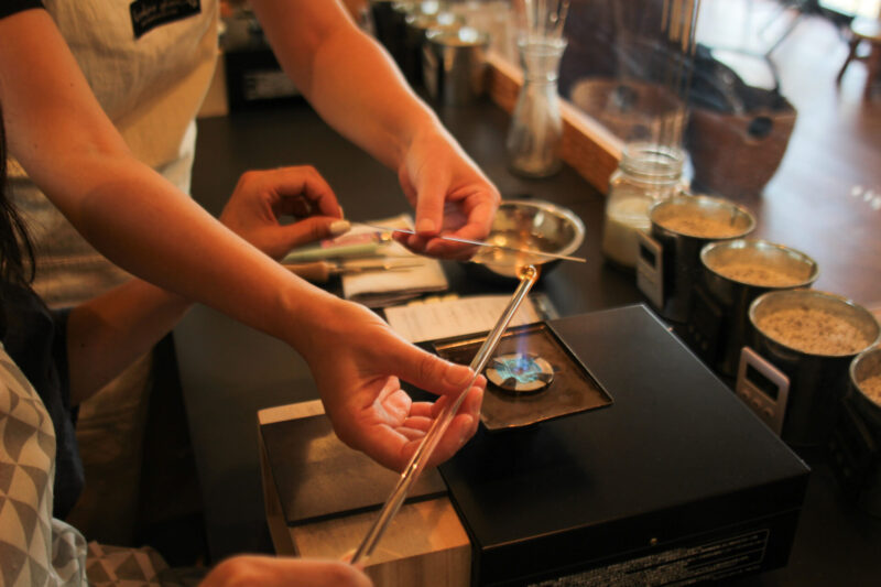 One friendly sign that reminds children to ask for staff assistance when the beads are long enough to fit around their wrist—making the experience easy to follow, even for little ones or non-Japanese speakers.