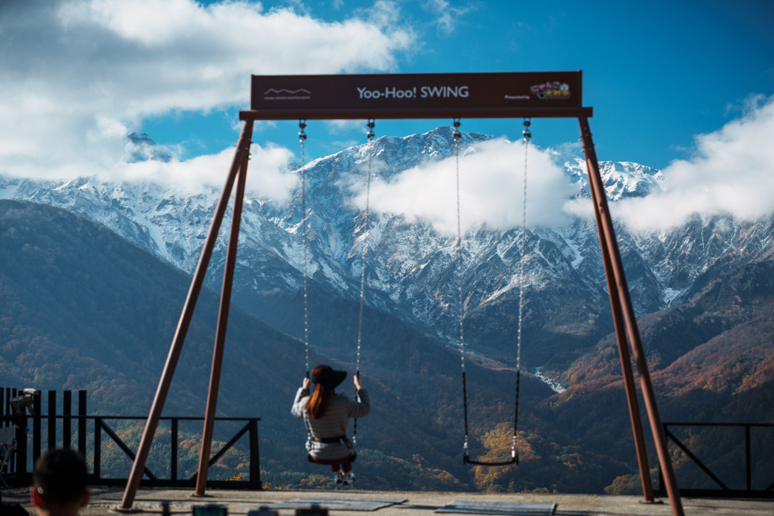 C8BF34BF-D52D-43F8-95F7-83CF970840DF_1_105_c APC Base2 Staff instructing how to wear a life jacket before paddleboarding at Lake Aoki in Hakuba, Nagano.