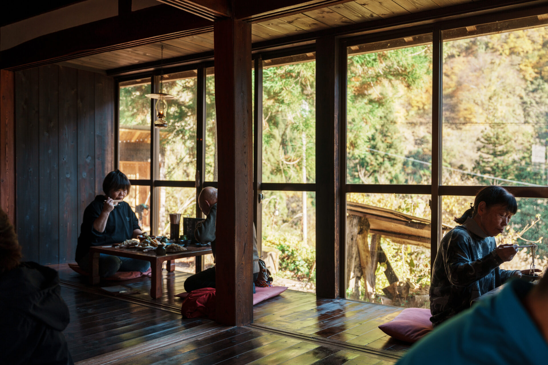 Modern triangular-roof interior of CHAVATY HAKUBA, a scenic tea latte café in the Japanese Alps, featuring floor-to-ceiling windows with panoramic mountain views and a stylish wood-beamed design — a must-visit spot for tea lovers and architecture enthusiasts in Hakuba.