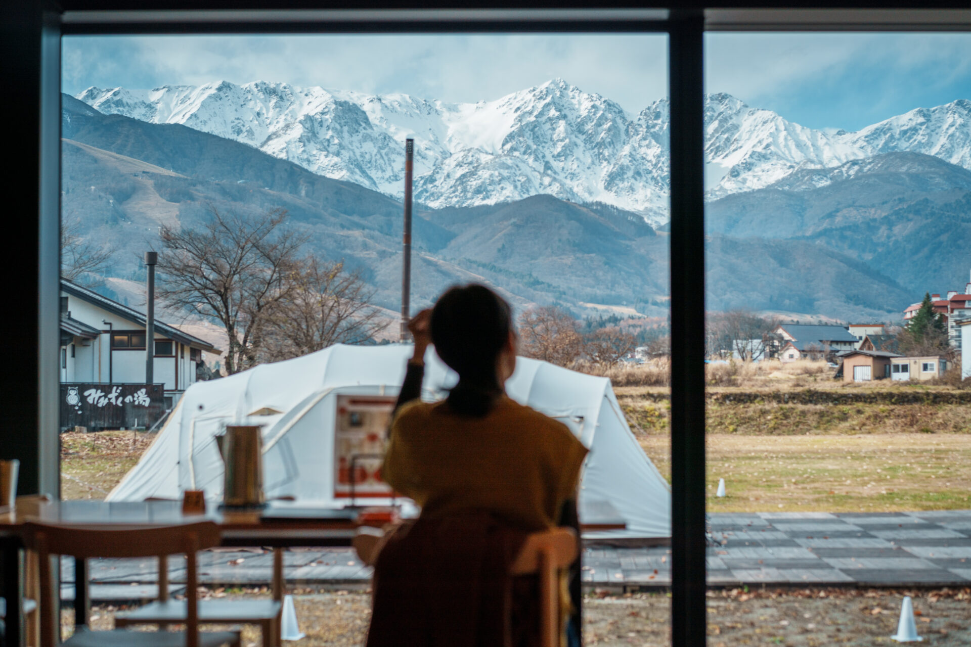 CHAVATY HAKUBA’s counter display featuring freshly baked scones under glass domes and bottled milk tea lattes in houjicha, matcha, and original flavors — a stylish tea latte café in Hakuba known for artisanal sweets and Japanese tea culture.