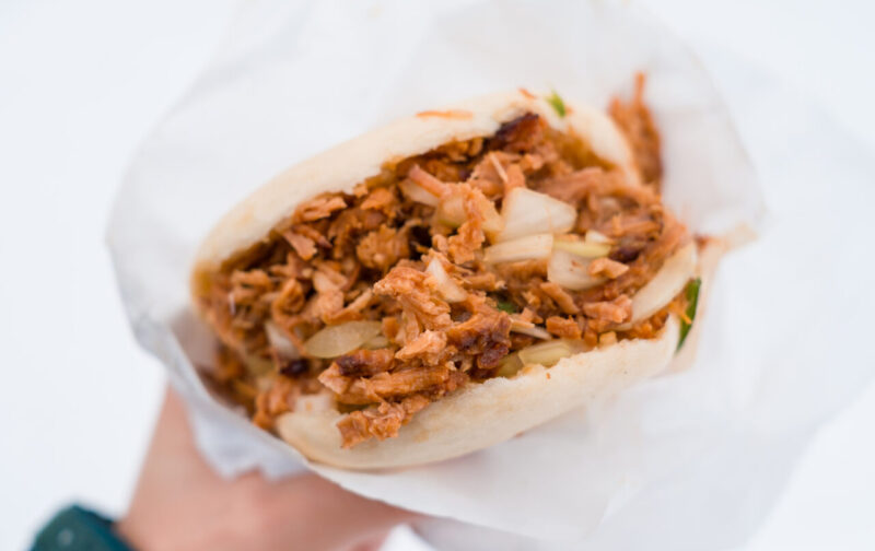 One friendly sign that reminds children to ask for staff assistance when the beads are long enough to fit around their wrist—making the experience easy to follow, even for little ones or non-Japanese speakers.